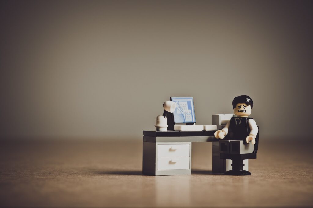 Lego avvilito legge la privacy policy di servizi editoriali online